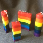 regenboog kaars ,vlag 17 cm hoog € 9,50,rond 22 cm hoog € 4.50 , vierkant  hoog 15 cm  € 4.50      ,